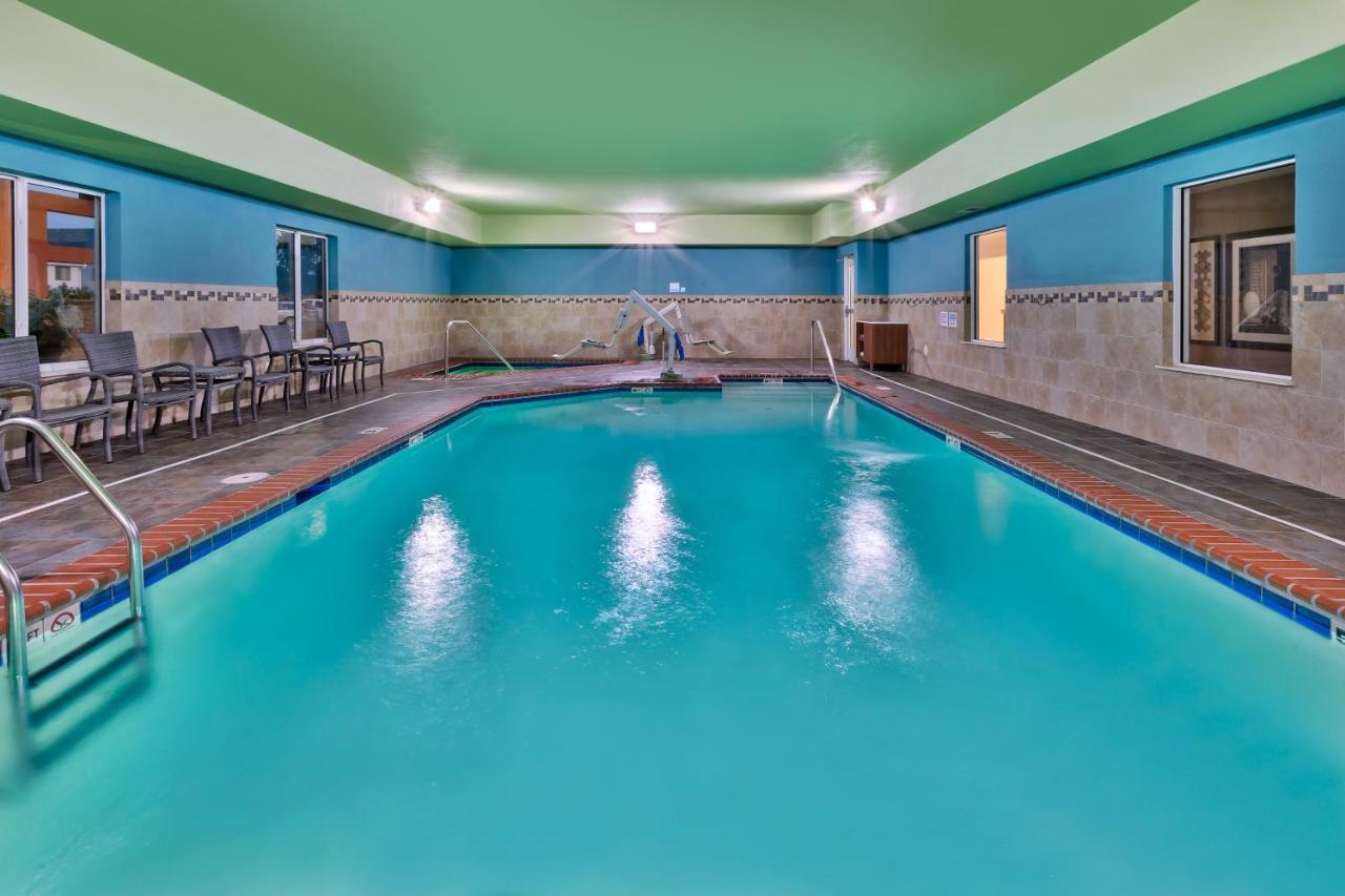 Holiday Inn Express & Suites - Effingham By Ihg Exterior foto